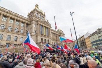 В Праге прошел митинг за снятие украинского флага с Национального музея: фото и видео