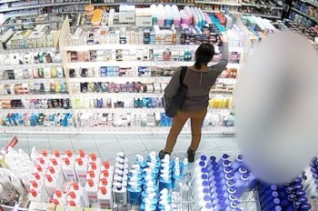 В Праге неизвестная дама украла 90 пачек презервативов: видео