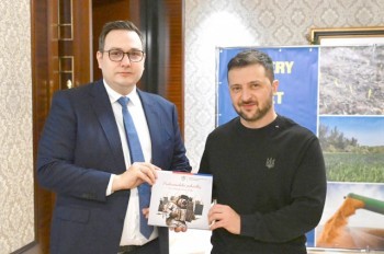 Глава МИД Чехии подарил президенту Украины прокремлевские сказки