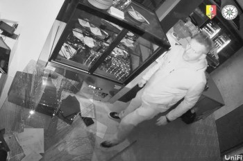 Неизвестный украл сейф из бистро в центре Праги: видео