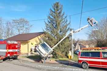 Украшение елки под Прагой обернулось спасательной операцией