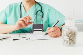 В Праге врача обвинили в торговле рецептами 