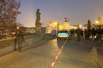 Иностранец разбился насмерть, спрыгнув с Карлова моста в центре Праги