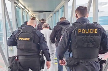 В Прагу доставили преступника, скрывавшегося от правосудия 25 лет: видео