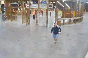 В Праге неизвестный стрелял возле метро: видео