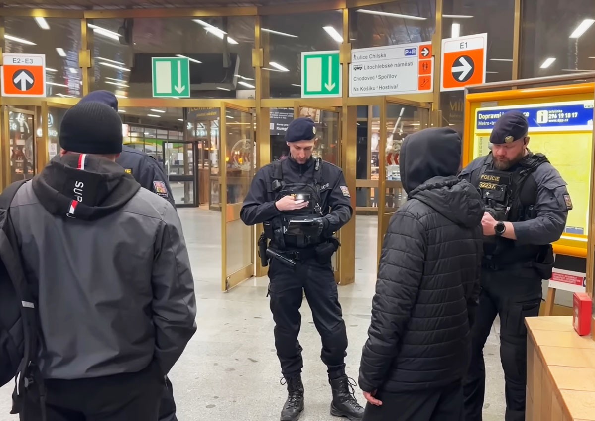 В Праге полиция провела масштабную проверку иностранцев: видео