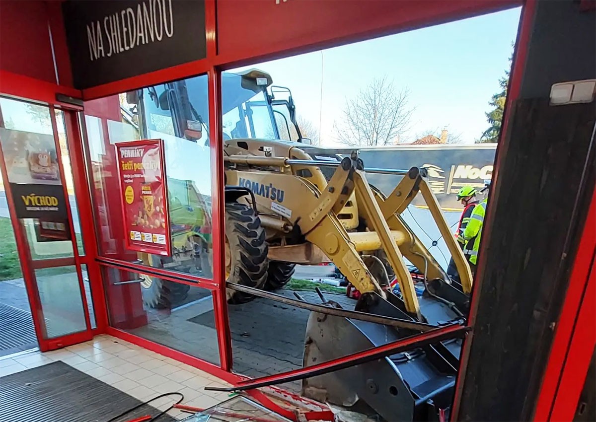 В Чехии в супермаркет въехал экскаватор