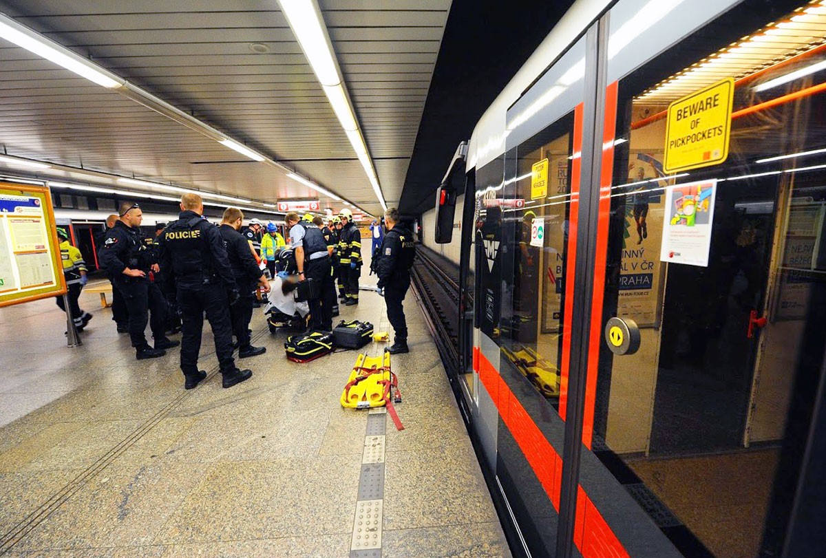 В метро Праги иностранец лёг на рельсы перед прибывавшим поездом