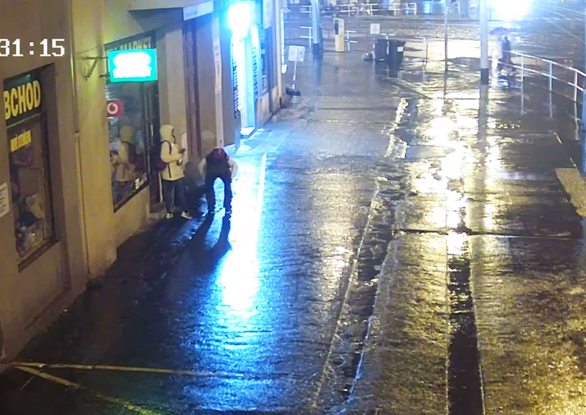 В Праге беспричинно и жестоко избили иностранца: видео