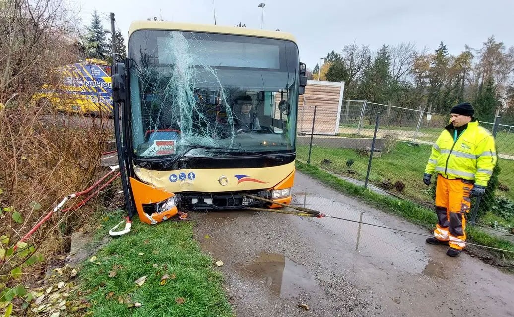 Скрывавшийся от тюрьмы житель Чехии угнал автобус и устроил погром