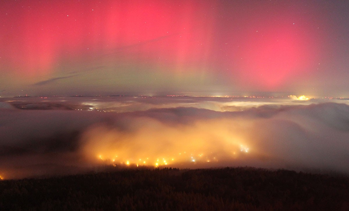 Почему северное сияние в Чехии было красно-розовым: объяснение астронома