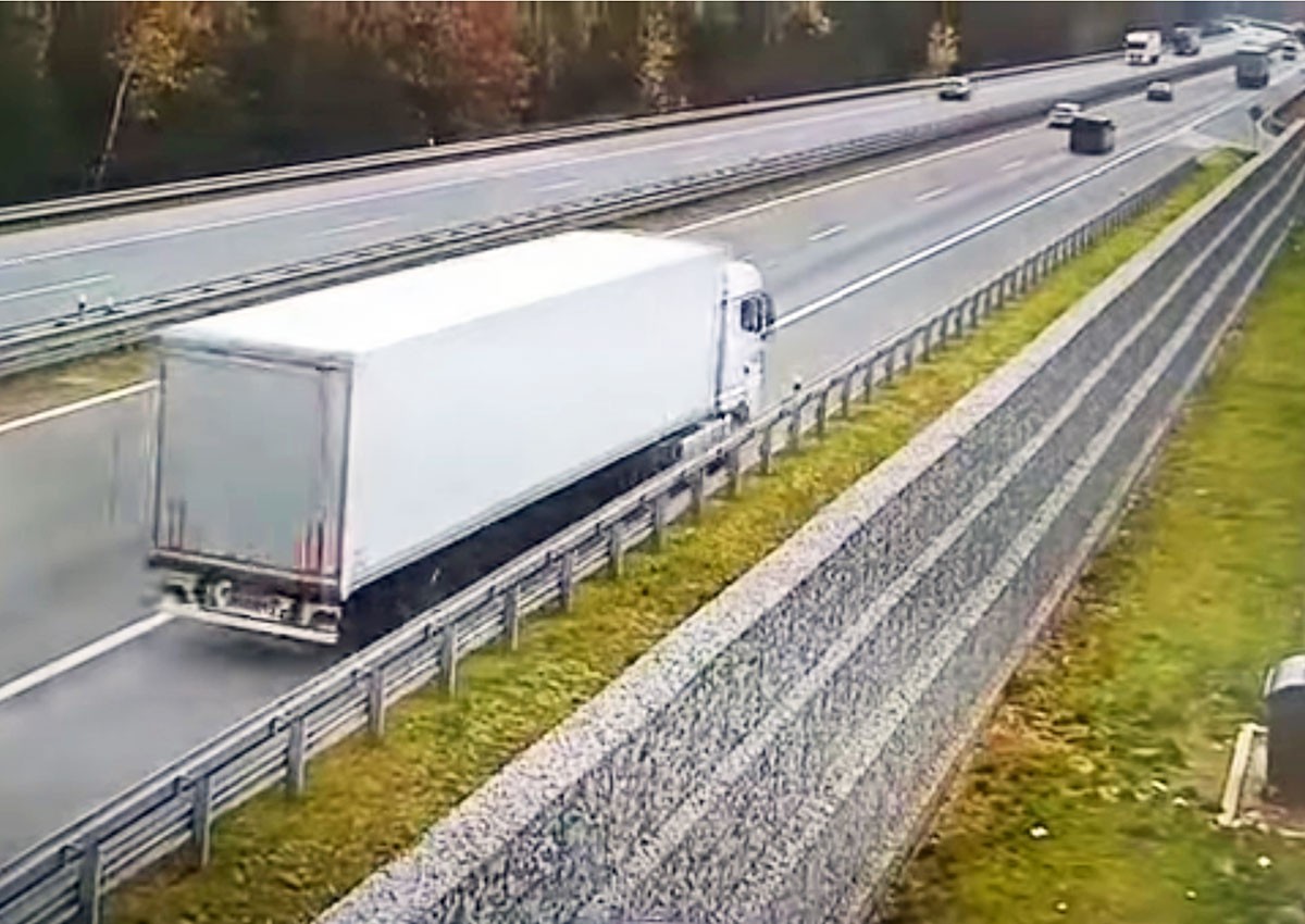 В Чехии пьяный водитель фуры устроил «дрифт» на автомагистрали: видео