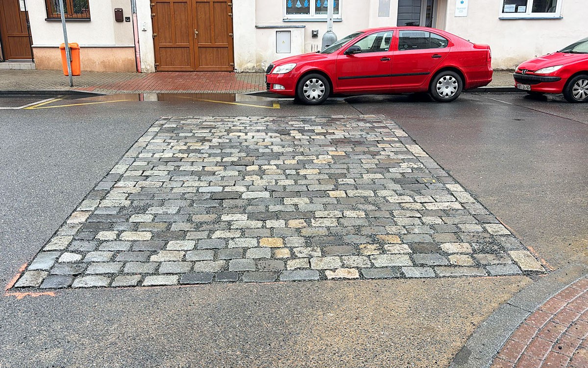 Пражские ремонтники объяснили, зачем кладут брусчатку посреди асфальта