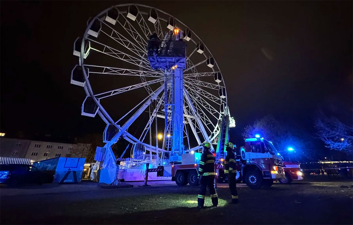 На рождественской ярмарке в Чехии сломалось колесо обозрения. Людей эвакуировали пожарные