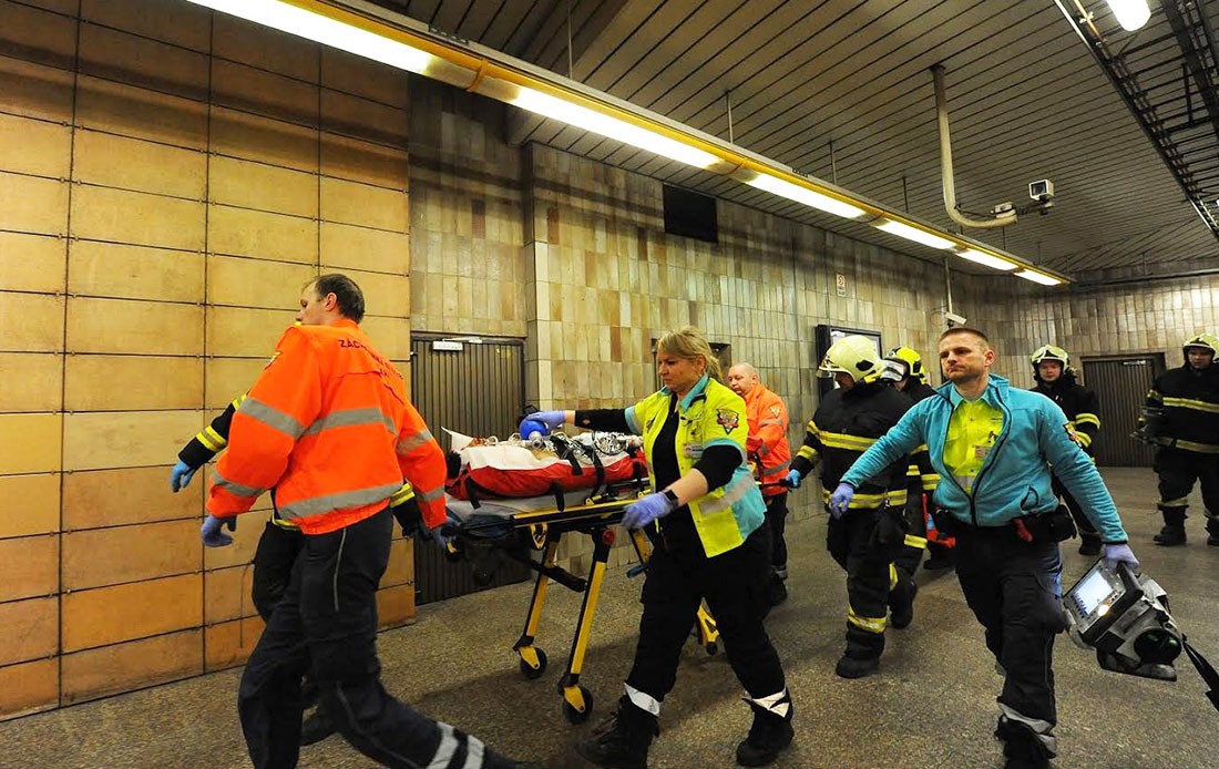 Женщина бросилась под поезд в метро Праги