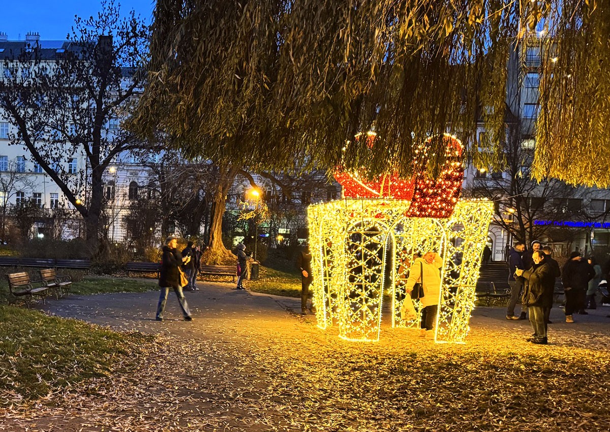 На Карловой площади Праги открылся бесплатный парк световых инсталляций