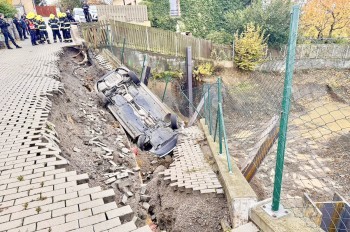 В Праге сошедший грунт уволок полицейскую машину