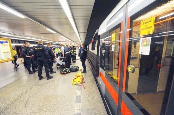 В метро Праги иностранец лёг на рельсы перед прибывавшим поездом