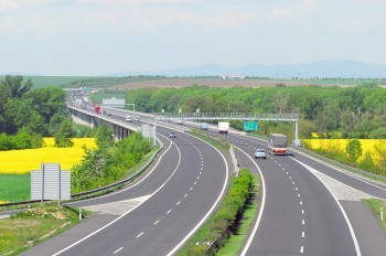В Чехии мужчина домогался незнакомой девушки на остановке