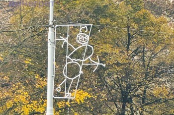 В Праге установили рождественские декорации, нарисованные детьми 