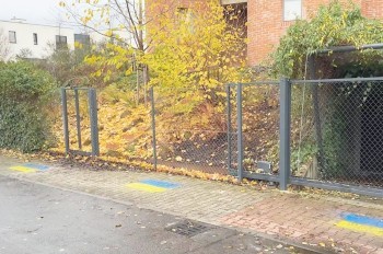 В Праге неизвестный «окружил» дом Окамуры украинскими флагами