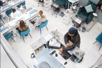 В Праге вор средь бела дня наведался в маникюрный салон: видео