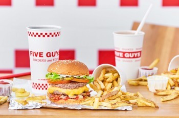 Названа дата открытия первого ресторана Five Guys в Праге