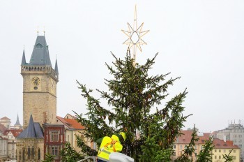 В Праге больной гепатитом наркоман уколол охранника шприцем: видео