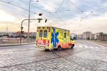 В Праге трамвай сбил женщину