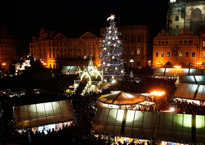 В Праге зажгли главную рождественскую ёлку Чехии: видео