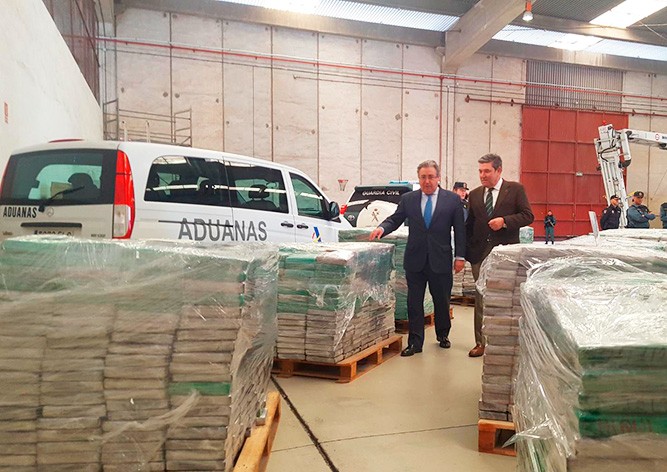 Полиция Испании нашла в ящиках с бананами кокаин на €210 млн