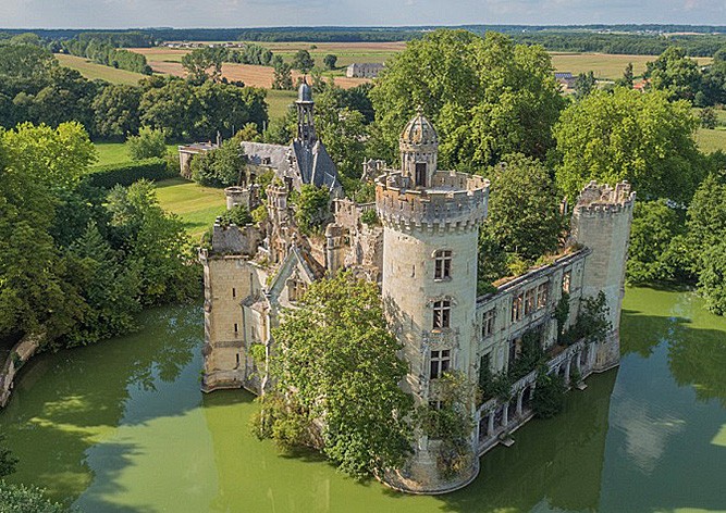 Владельцами замка во Франции одновременно стали 6,5 тыс. человек‍