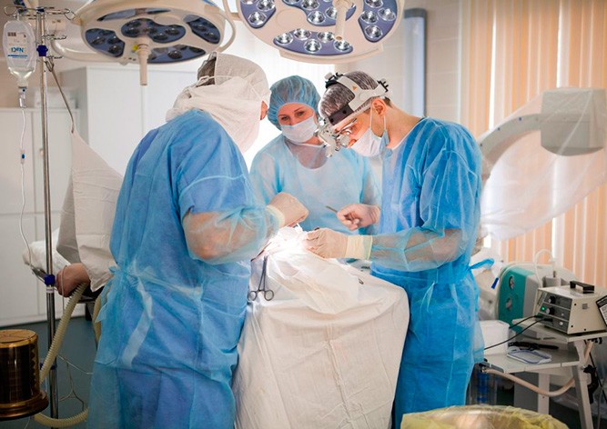 Британский хирург оставлял автографы на печени пациентов