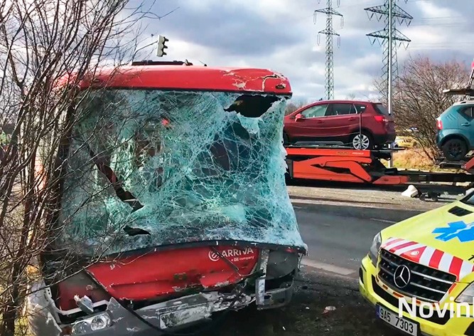 В Праге автобус столкнулся с грузовиком: 10 пострадавших 