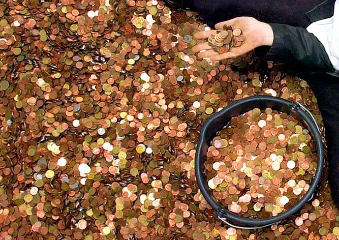 В Германии банковский служащий полгода считал принесенные 2,5 тонны монет