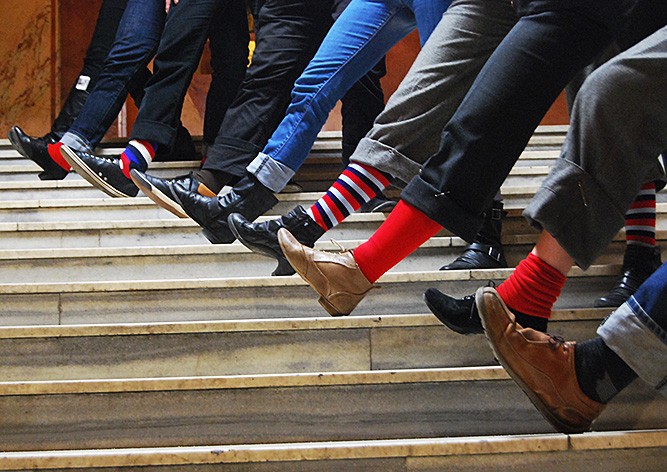 Тысячи чехов подтянут брюки в память о Вацлаве Гавеле