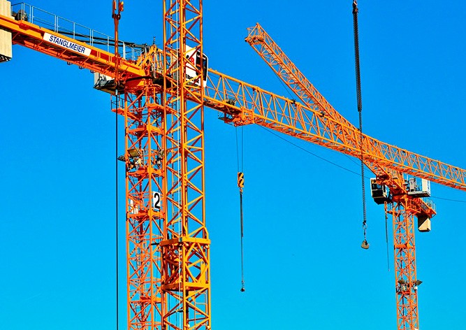 В центре Праги на проезжавшее авто упала деталь подъемного крана