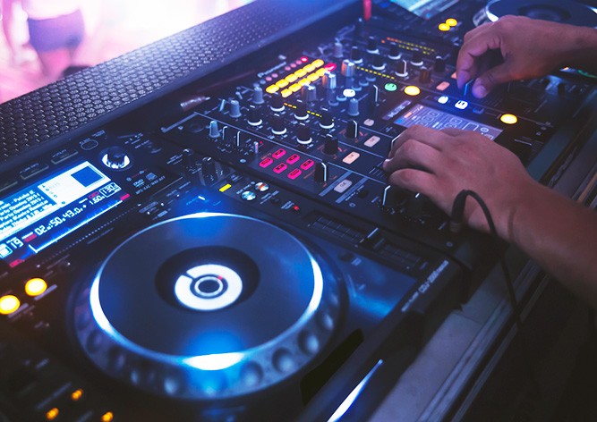 Пражский ночной клуб заменил диджея на робота: видео