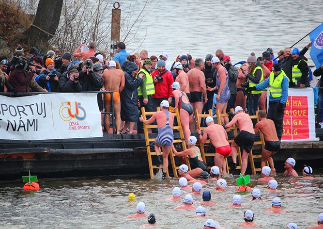 В Праге состоялся рождественский заплыв «моржей»