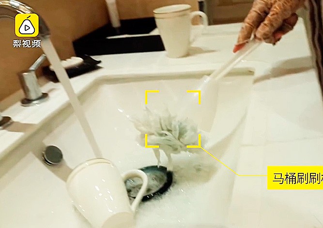 В китайских пятизвездочных отелях посуду мыли туалетными ершиками