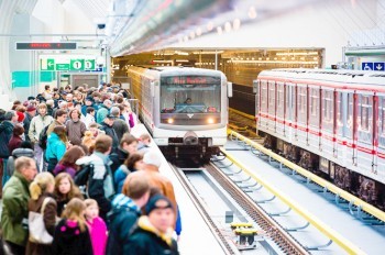 В метро Праги пассажира в последний момент вытащили с путей