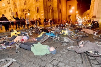 «Мертвые» велосипедисты заблокировали улицу в центре Праги