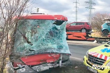 В Праге автобус столкнулся с грузовиком: 10 пострадавших 