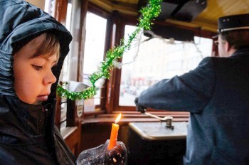 Вифлеемский огонь по Праге будет развозить исторический трамвай