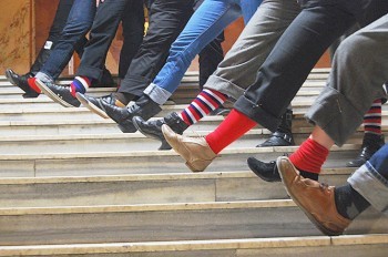 Тысячи чехов подтянут брюки в память о Вацлаве Гавеле