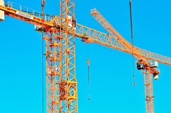 В центре Праги на проезжавшее авто упала деталь подъемного крана