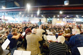 Видео: на вокзале в Праге сыграли «Чешскую рождественскую мессу»
