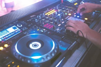 Пражский ночной клуб заменил диджея на робота: видео