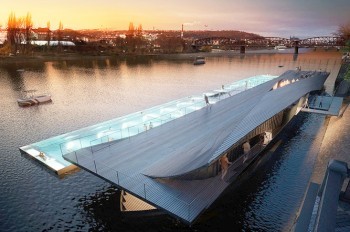 В центре Праги появится уникальный плавучий бассейн