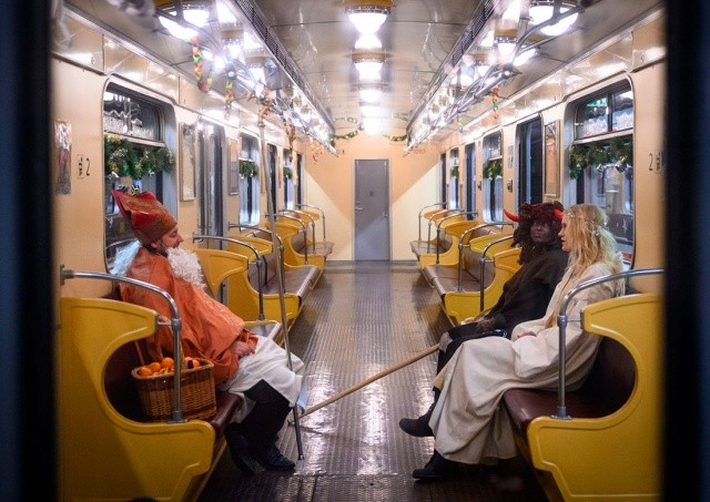 В воскресенье в метро Праги можно встретить святого Микулаша, черта и ангела
